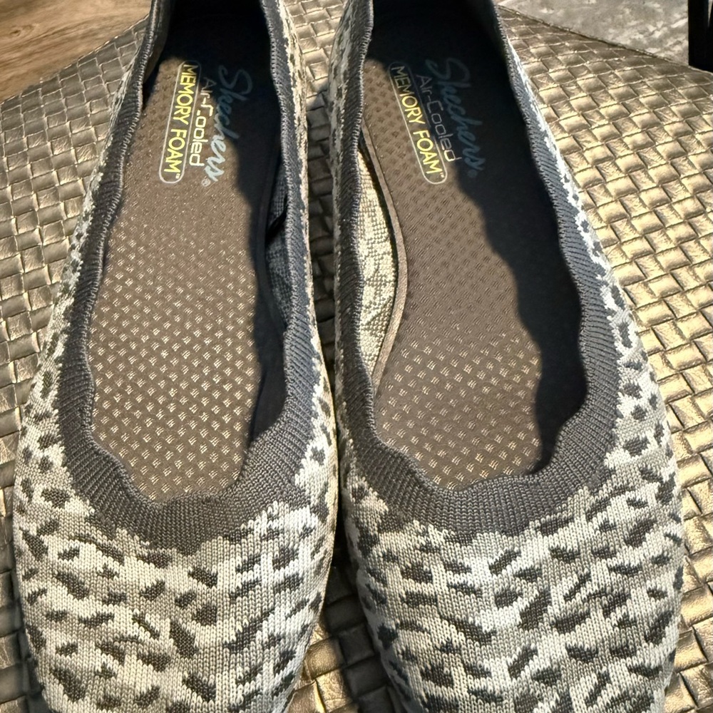 Skechers Women's Black and Gray Patterned Flats